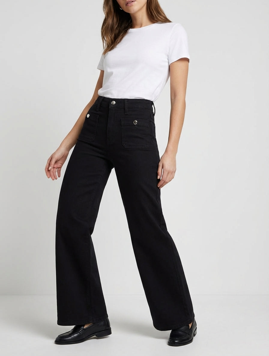 Jeans mit weiten Push-up und aufgesetzten Knopftaschen - Schwarz