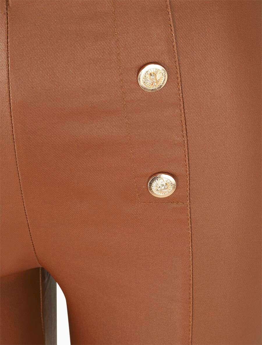 Pantalon uni en simili à boutons décoratifs - Camel - 3