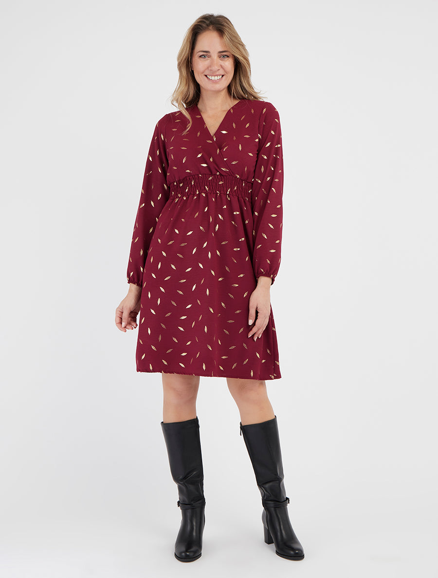 Ausgestelltes Kleid mit goldenen Federdrucken - Weinrot