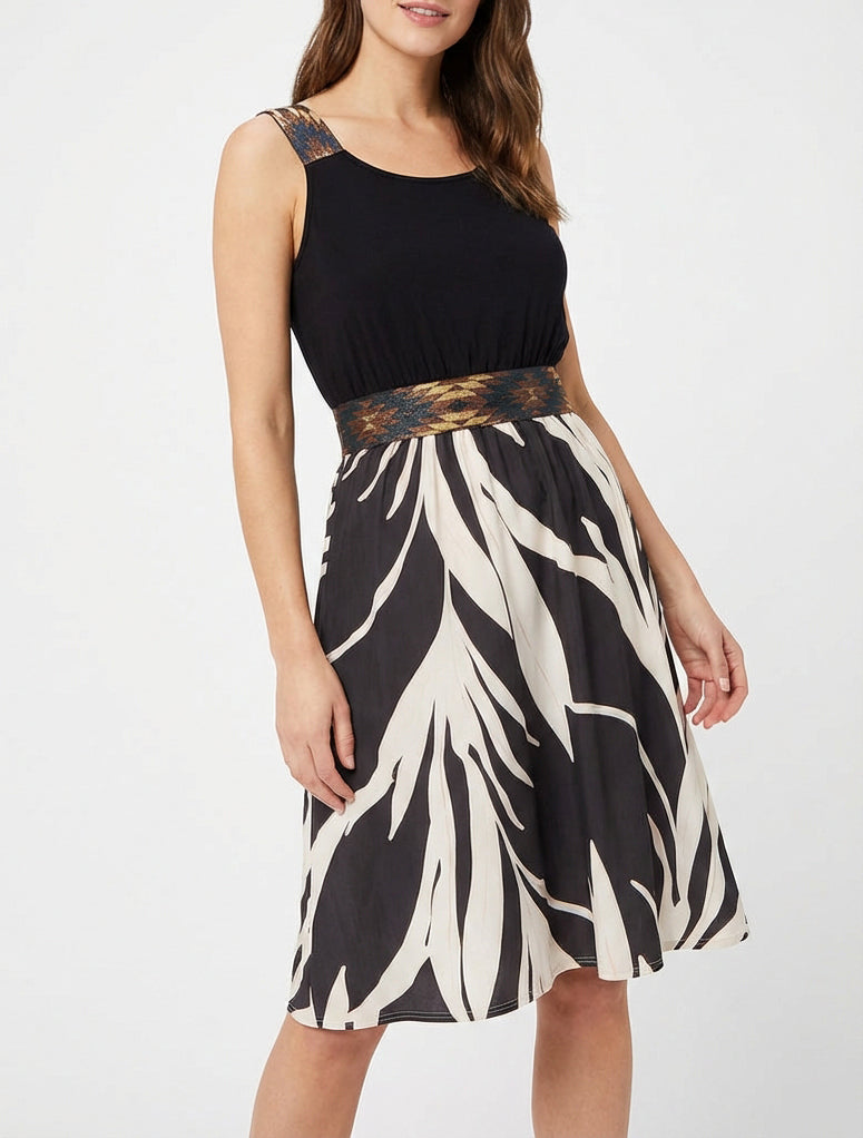Grafisches Printkleid mit elastischer, dekorativer Taille - Schwarz