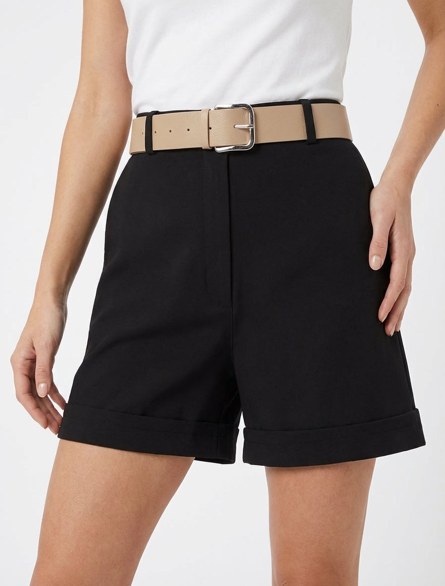 Kurze einfarbige Hose mit Saum und Gürtel - Schwarz