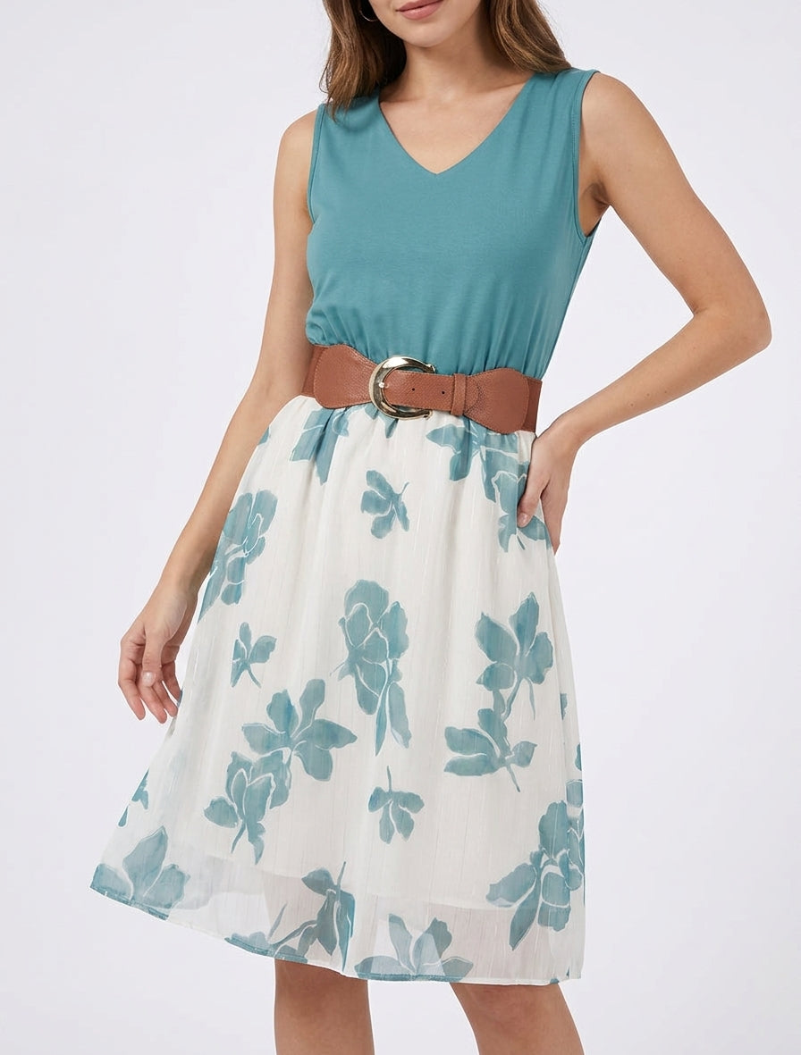 Ausgestelltes Kleid mit Blumenmuster - Hellblau