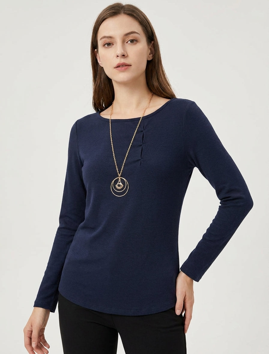 Feiner Pullover mit Raffung. - Marine