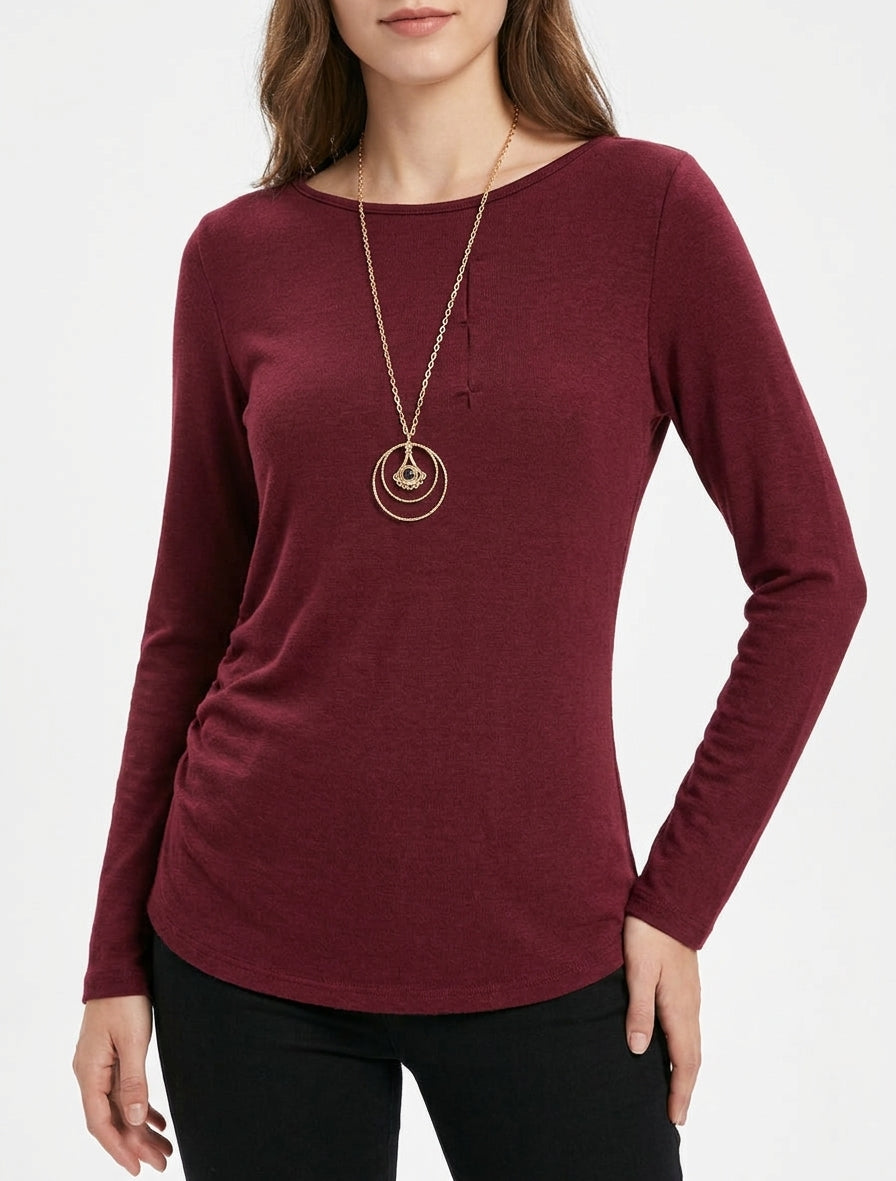 Feiner Pullover mit Raffung. - Bordeaux