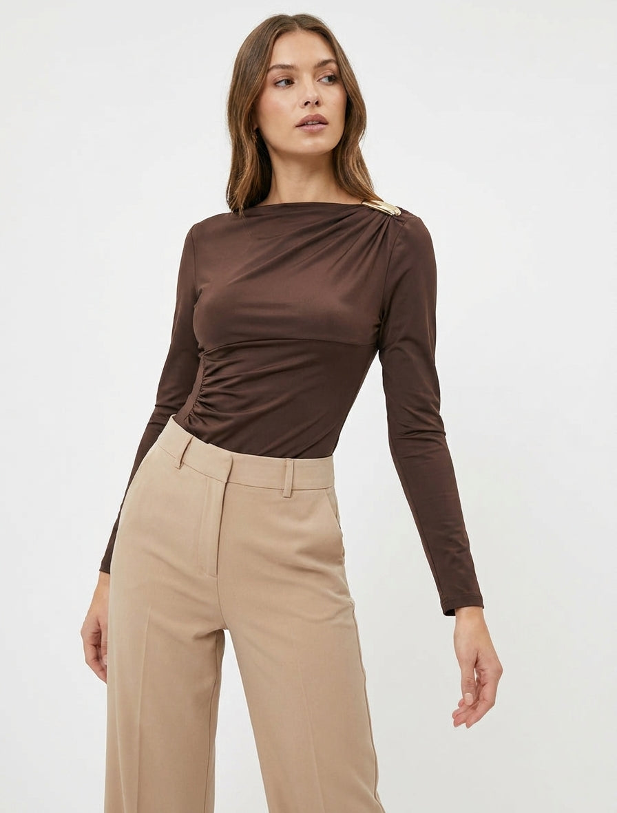 Asymmetrischer Body mit Satinfinish und Schmuckelement - Braun