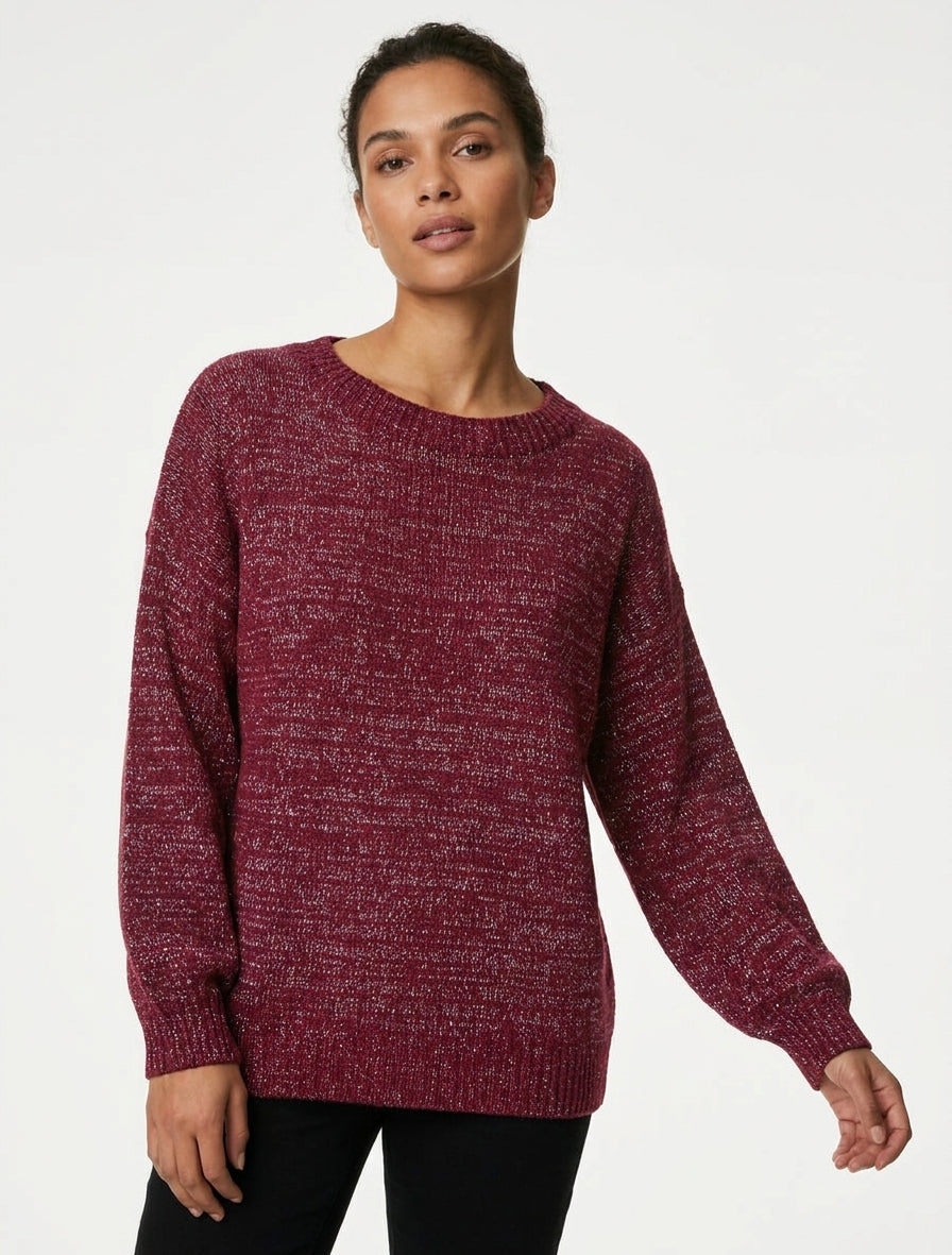 Weit geschnittener Pullover aus schimmerndem Strick mit Rundhalsausschnitt. - Weinrot