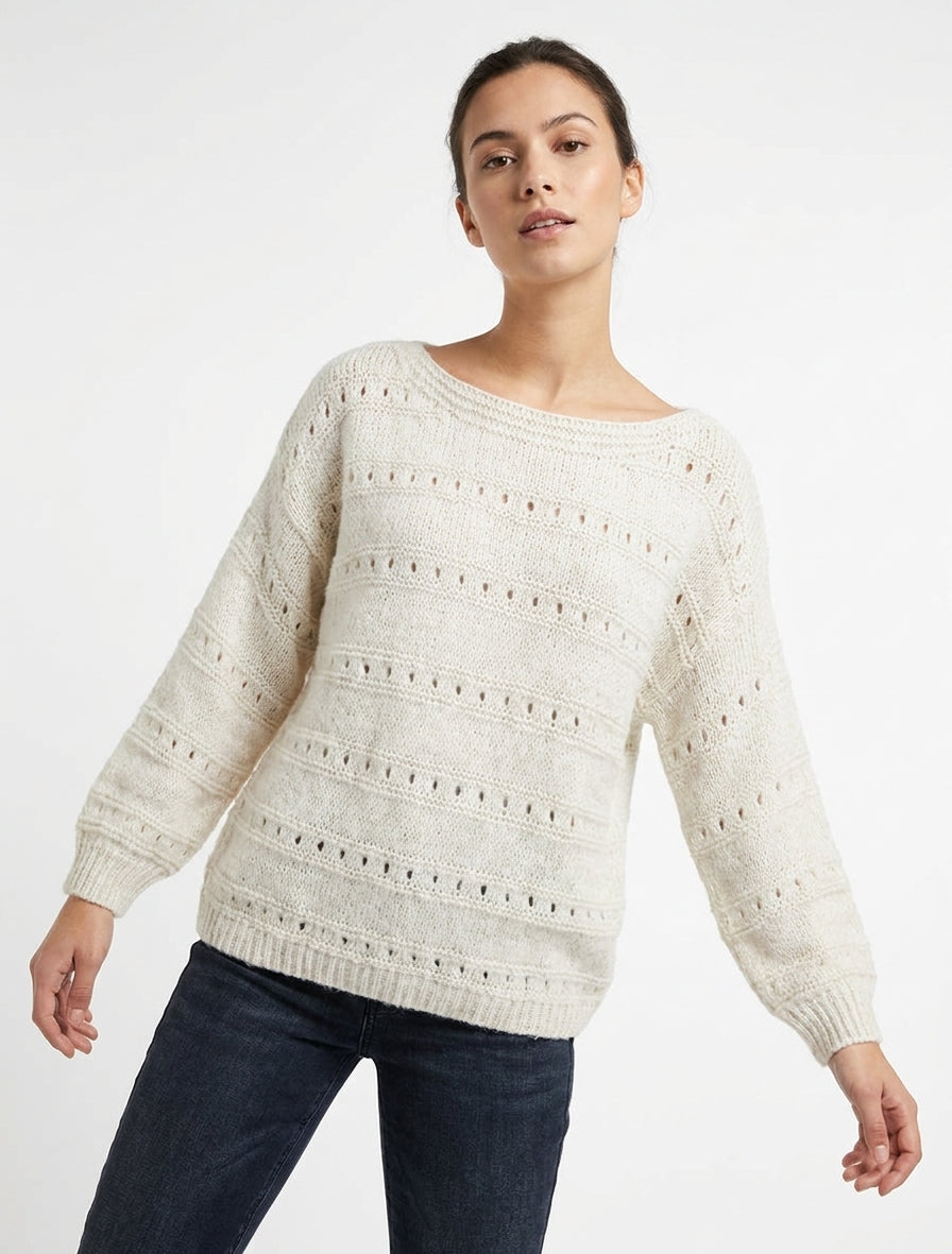 Weit geschnittener Pullover mit U-Boot-Ausschnitt aus Fantasie-Strick. - Ecru