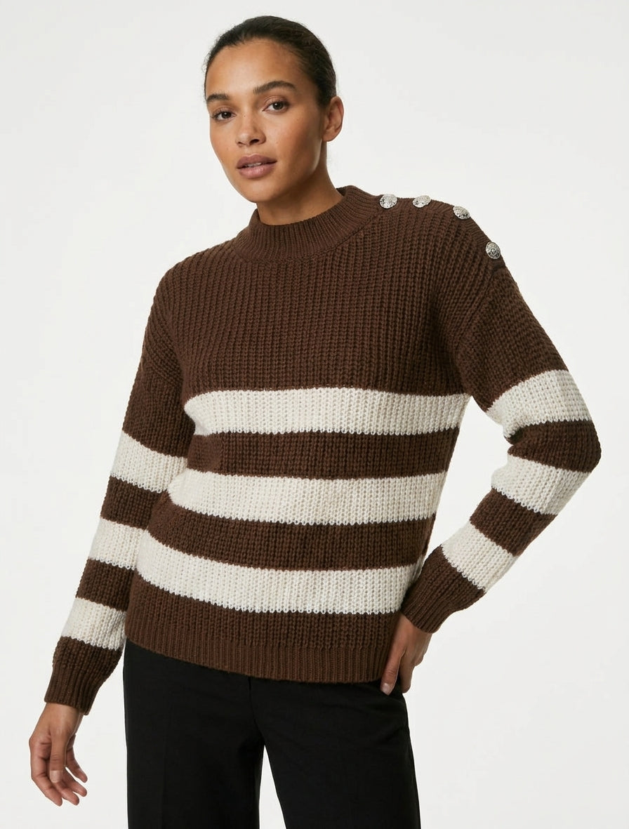 Gestreifter Pullover mit dekorativen Knöpfen - Braun