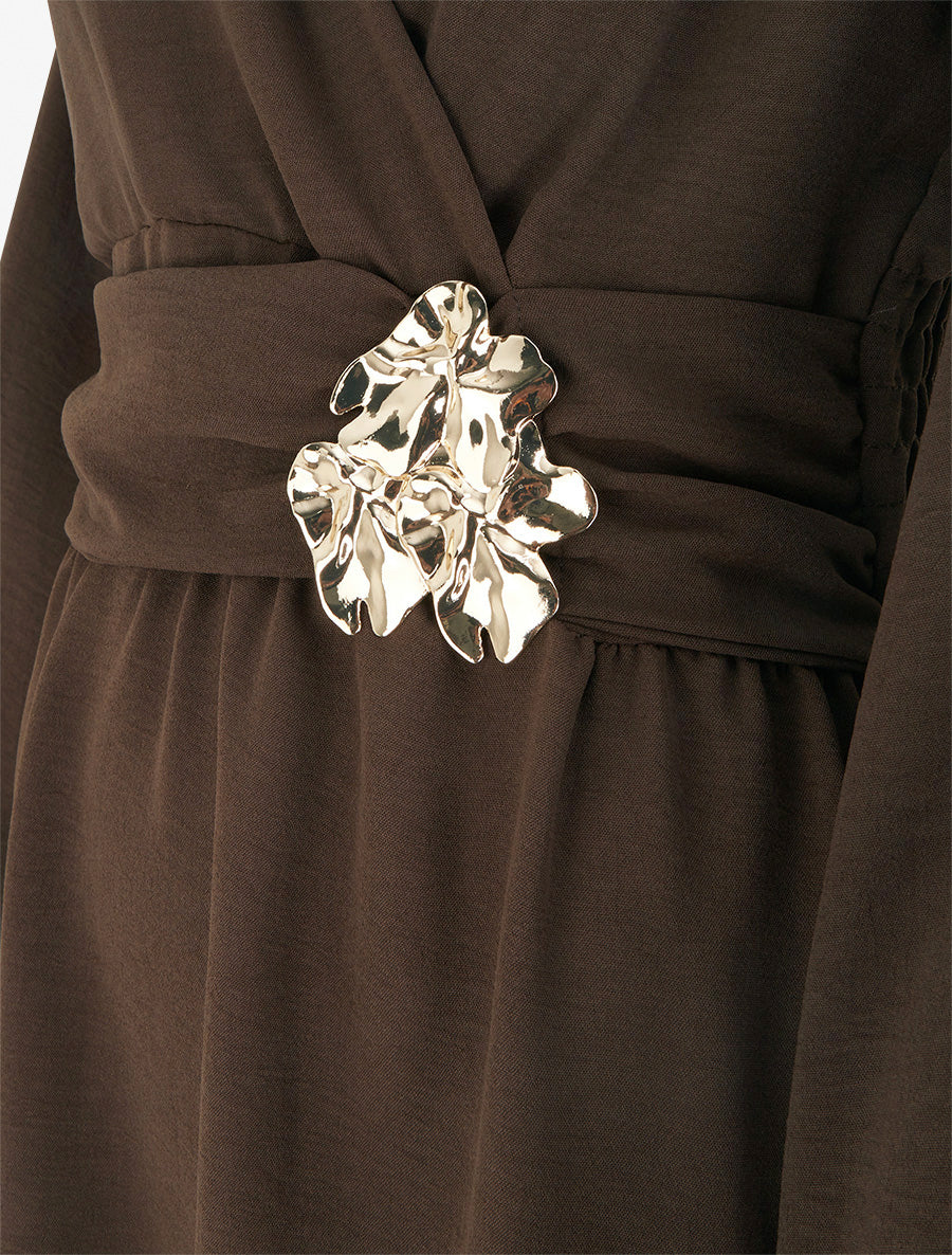 Robe à col cache-coeur et bijou martelé - Marron - 3