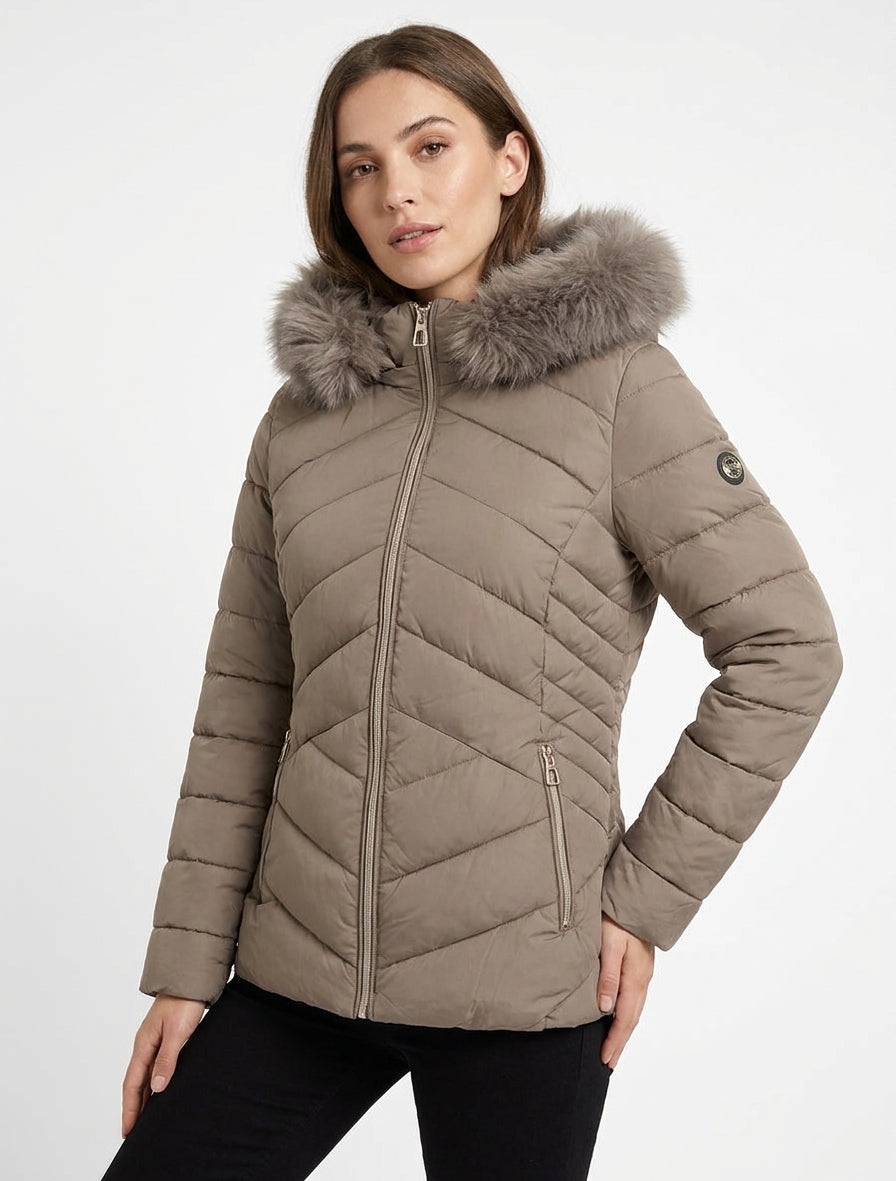 Taillierte Daunenjacke mit abnehmbarer Kapuze und Pelzbesatz. - Maulwurf
