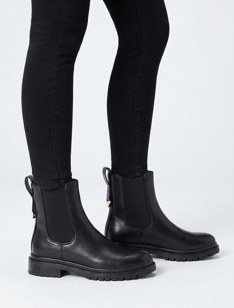 Chelsea-Stiefel mit stilisiertem Fersenstück - Schwarz