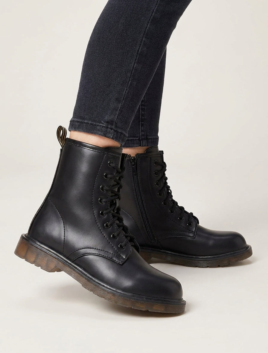 Schnürstiefeletten aus Kunstleder - Schwarz
