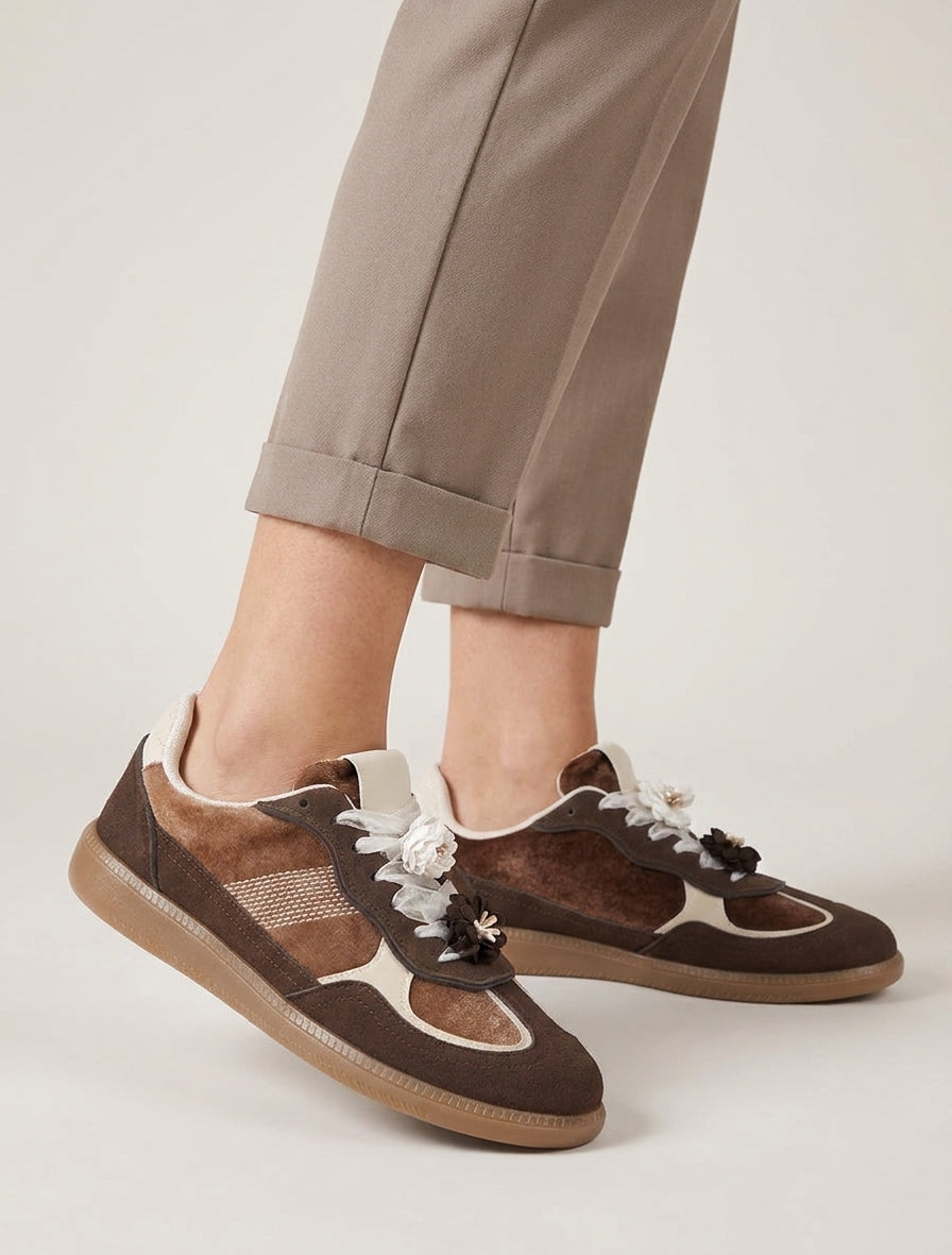 Sneakers mit Samteinsatz - Schokolade