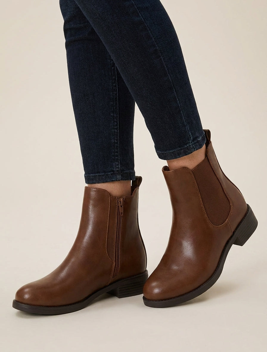 Kunstleder-Stiefeletten mit elastischem Knöchel. - Kamel