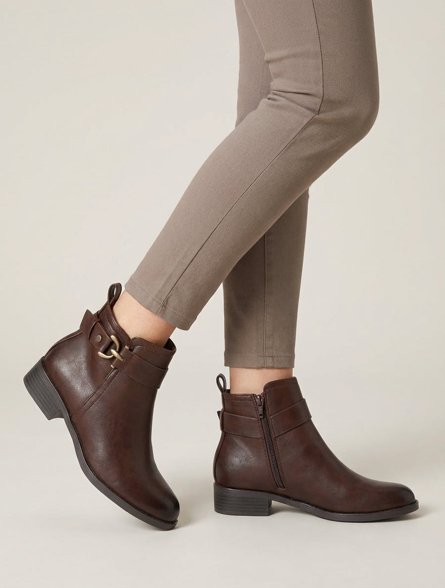 Stiefeletten aus Kunstleder mit dekorativer Schnalle - Braun