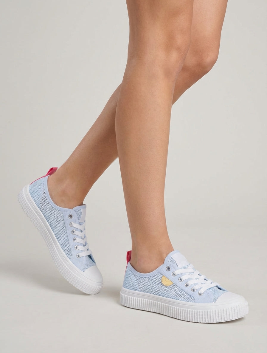 Basis-Tennisschuh aus durchbrochenem Stoff - Himmelblau