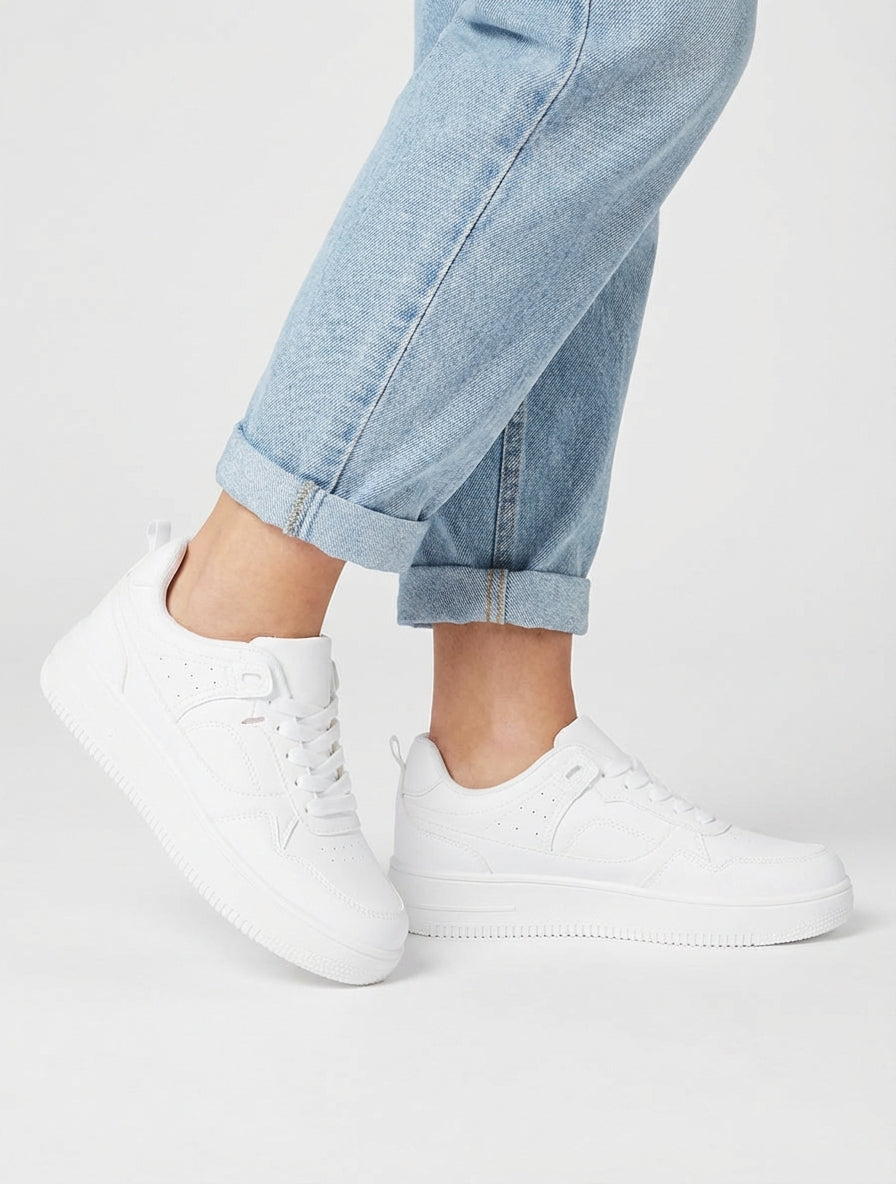 Sneaker aus Kunstleder mit dicker Sohle - Weiß