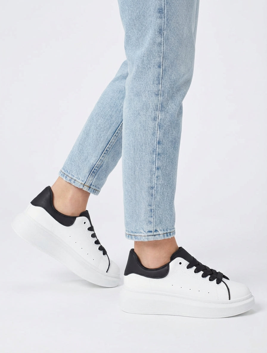 Sneaker aus zweifarbigem Kunstleder - Schwarz
