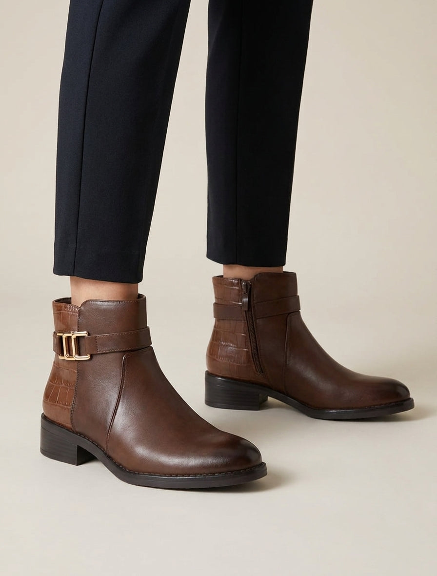 Stiefeletten mit Krokodilprägung und dekorativer Schnalle - Schokolade