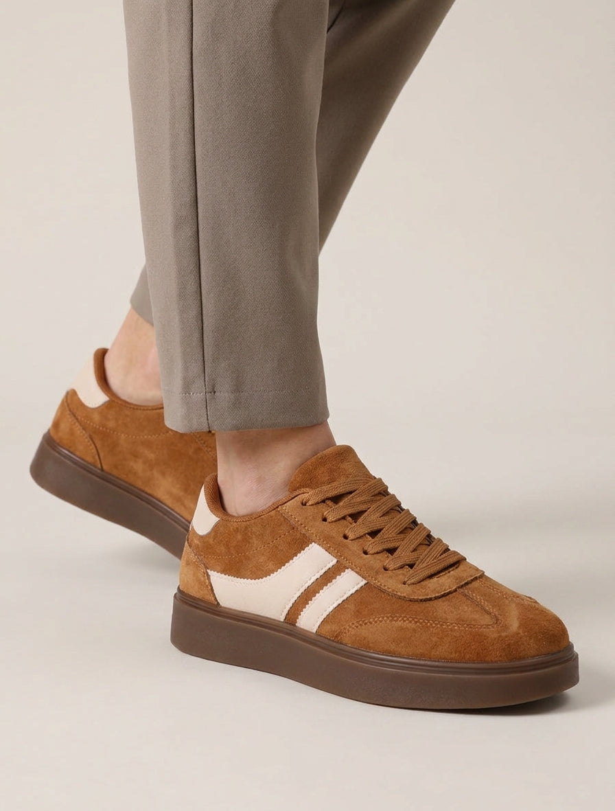 Sneaker aus Wildlederimitat mit Kunstlederstreifen - Rost