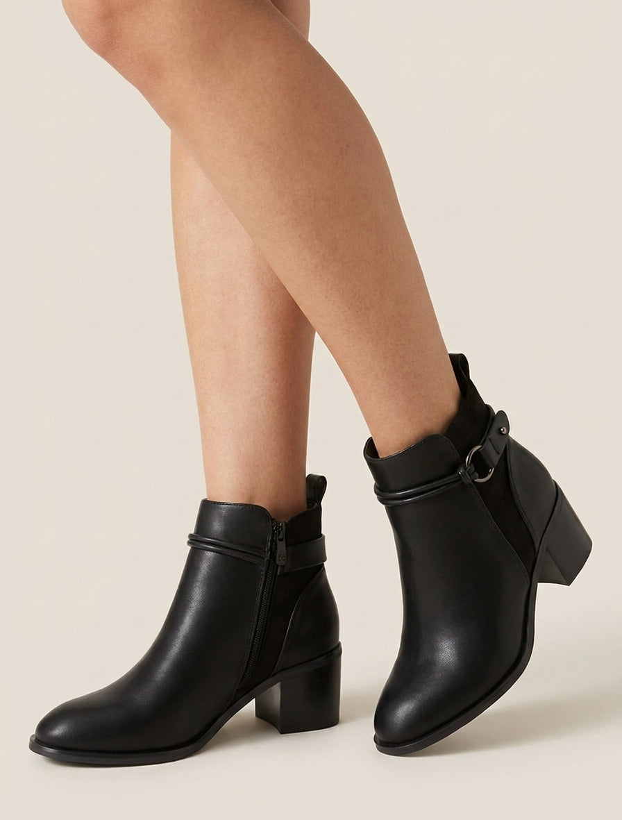 Stiefeletten aus Kunstleder und Wildlederimitat. - Schwarz