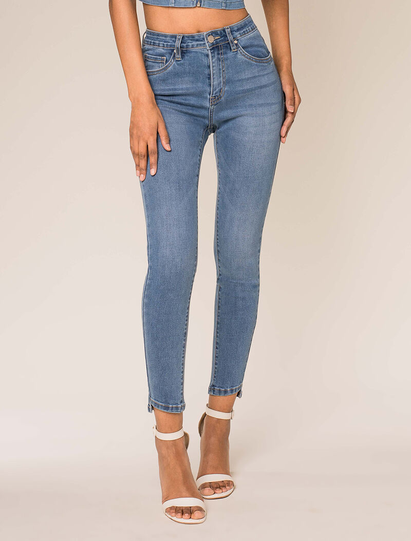 Jean 7/8 mit Schnittdetails an den Rändern - Denimblau