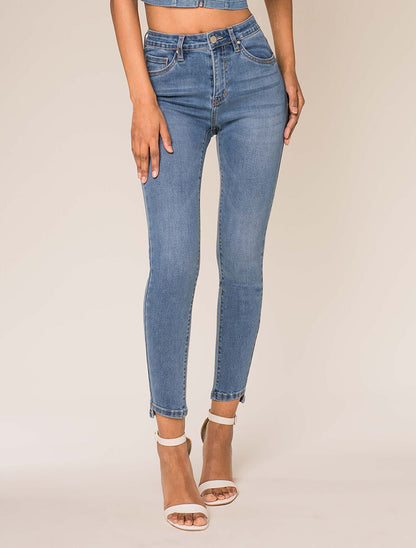 Jean 7/8 mit Schnittdetails an den Rändern - Denimblau