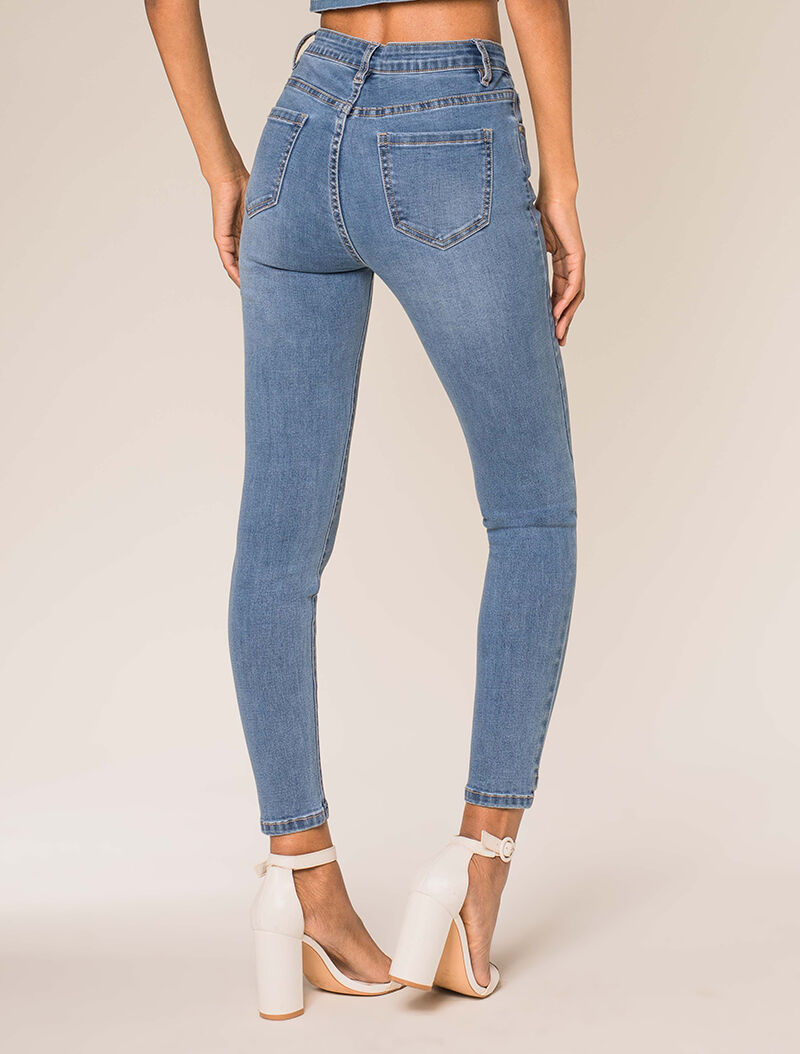 Jean 7/8 mit Schnittdetails an den Rändern - Denimblau
