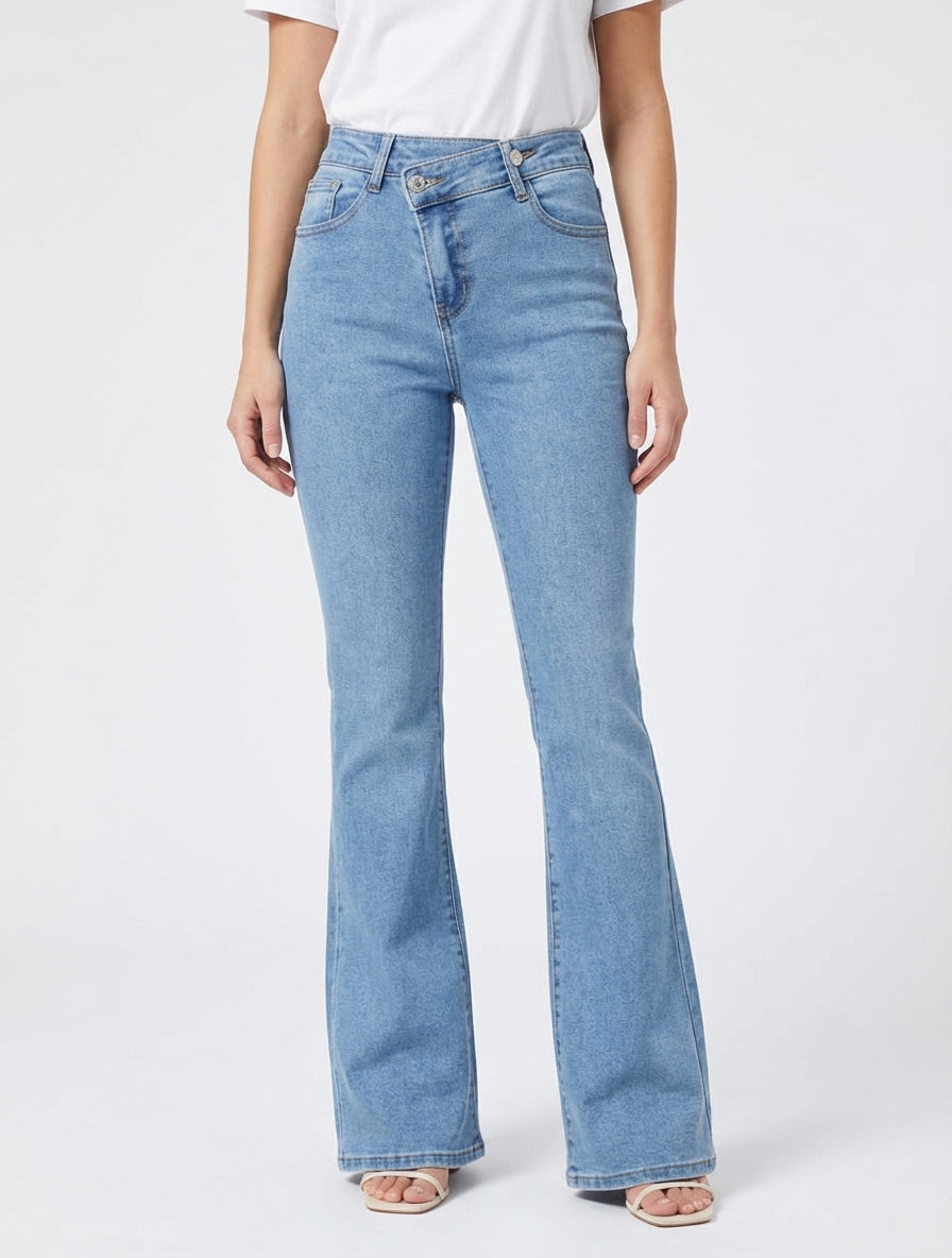 Jean mit ausgestelltem Bein, Push-up-Effekt und doppelter Knopfleiste - Hellblau