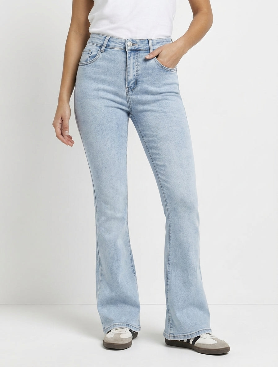 Jean mit Schlag, gebleicht, Push-up-Schnitt - Hellblau