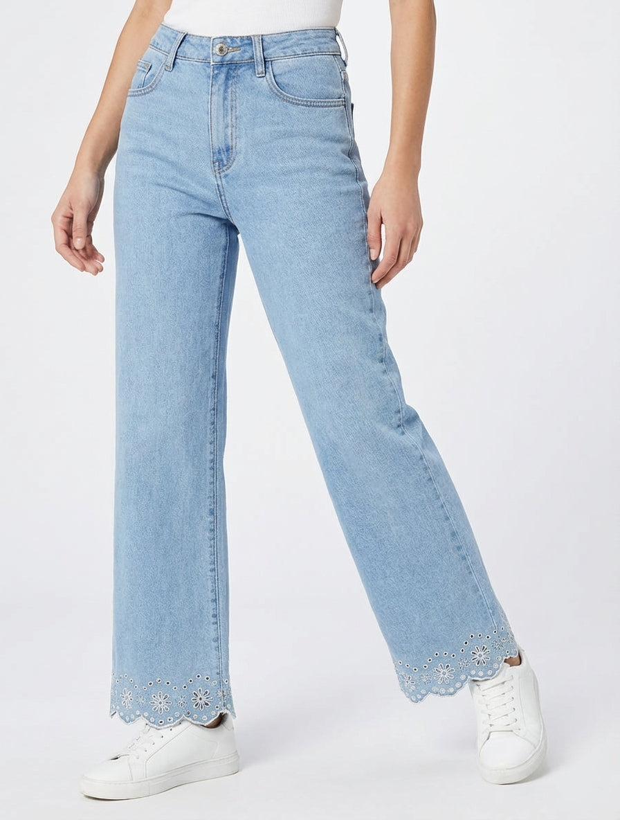 Jean mit weitem Bein und durchbrochenem Blumenmuster. - Blau