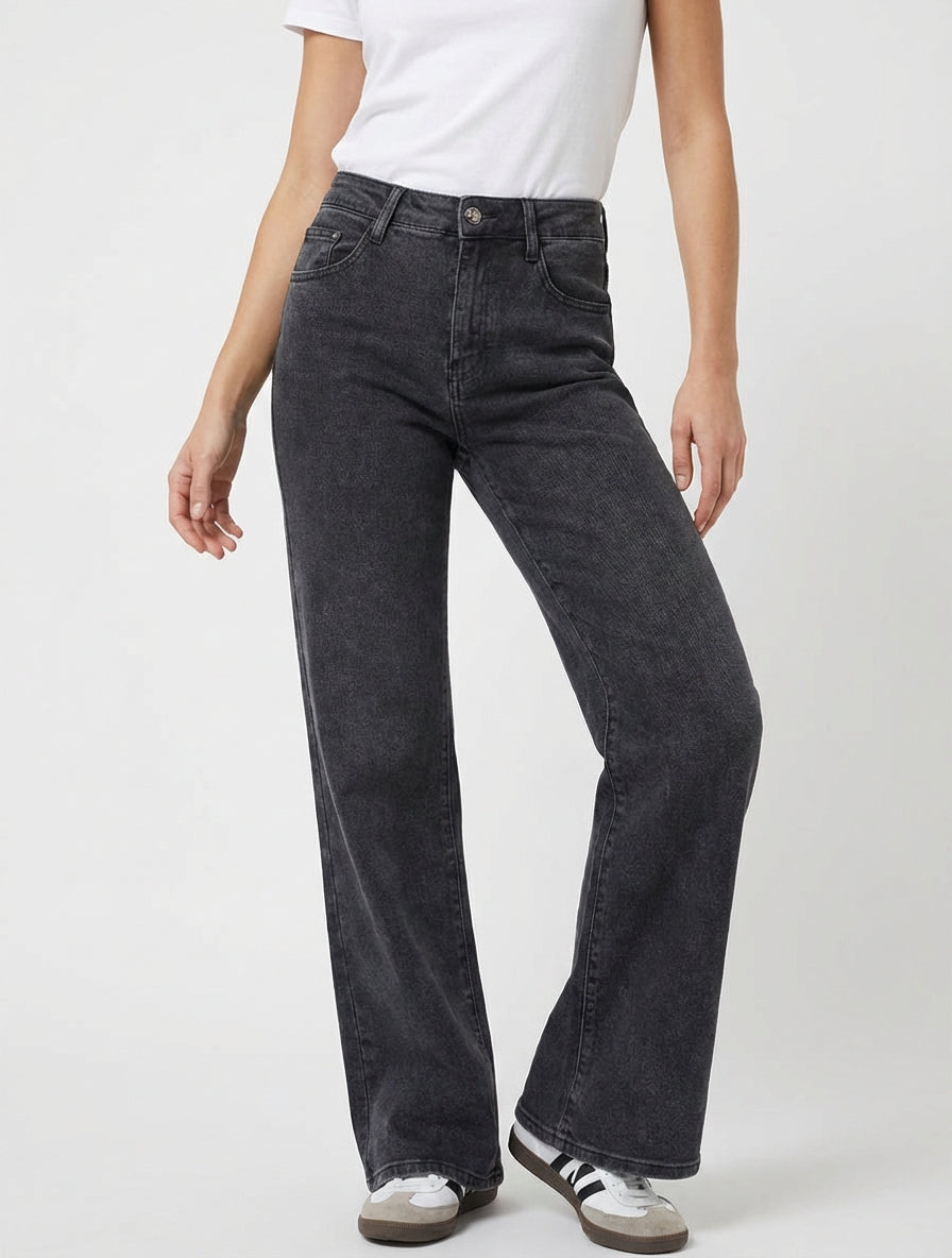 Jean mit geradem, weitem Bein und geradem Schnitt. - Schwarz