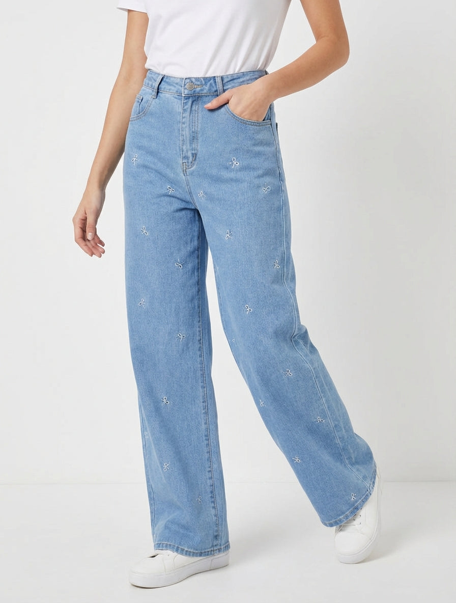 Jean mit Stickerei im Schleifenmuster - Blau