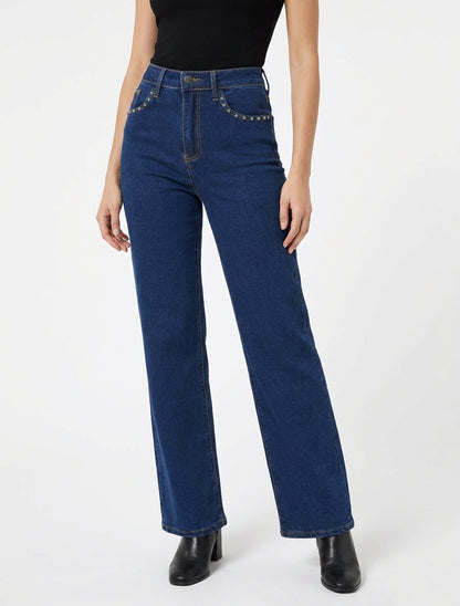 Jean mit Nieten besetzte Taschen und weitem Bein - Denimblau