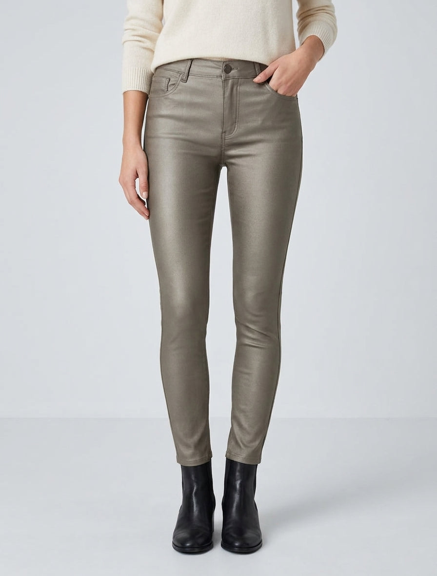 Slim-Fit-Hose in beschichteter Lederoptik - Dunkles Gold