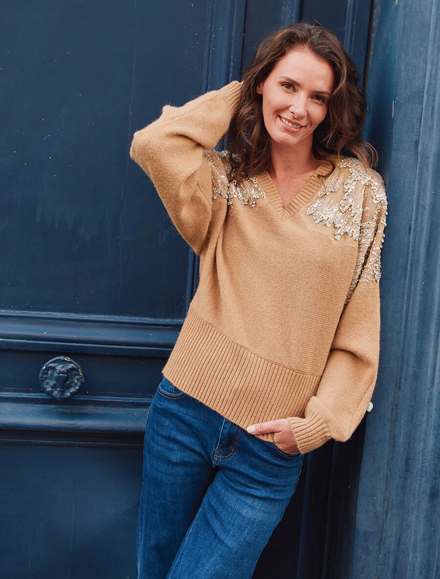 Einfarbiger Pullover mit Strass- und Perlenbesatz an den Schultern