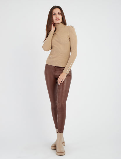 Gerippter Rollkragenpullover mit Knöpfen - Beige