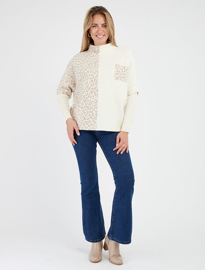 Weit geschnittener Pullover mit Stehkragen und Leopardenmuster - Ecru