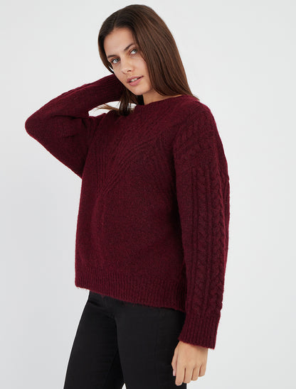 Gerader Pullover mit Rundhalsausschnitt aus stilisiertem Strick. - Bordeaux