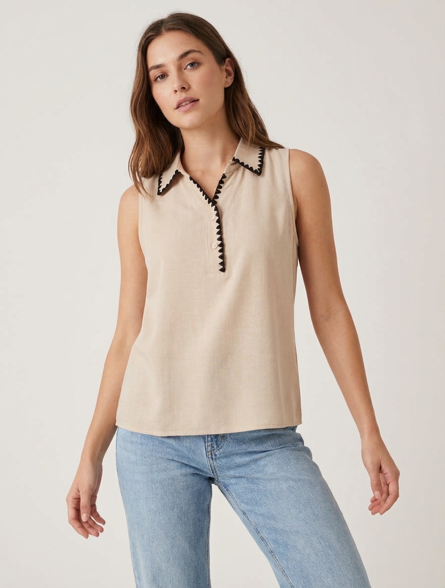 Ärmellose Bluse mit besticktem Kragen. - Beige