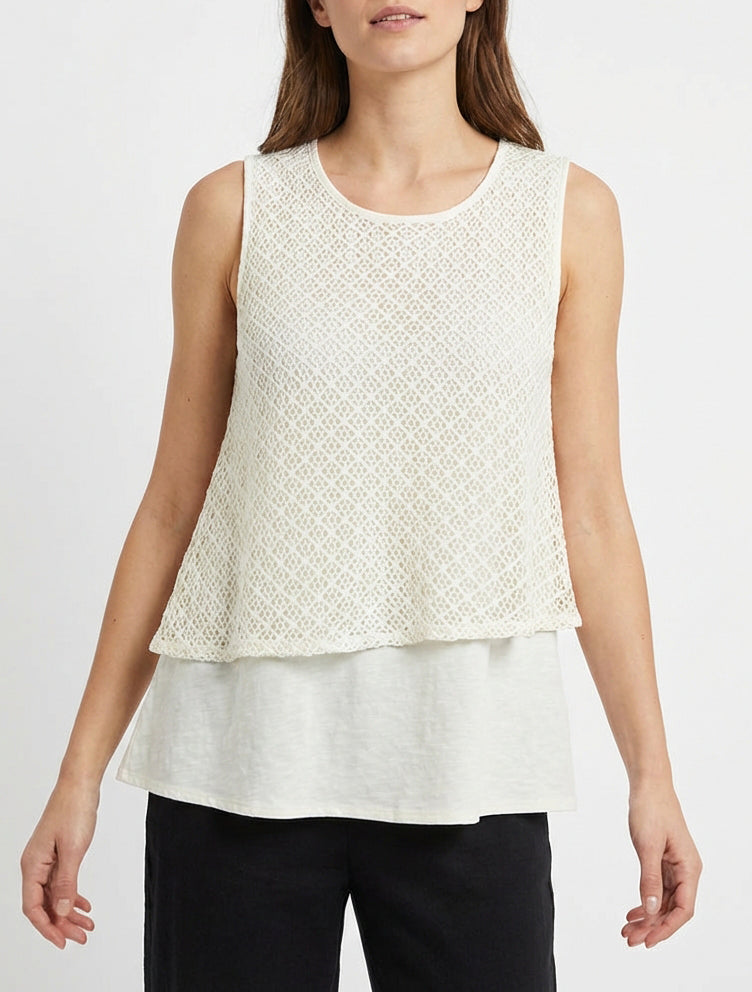Ärmelloses Häkeloberteil in Weiß. - Ecru