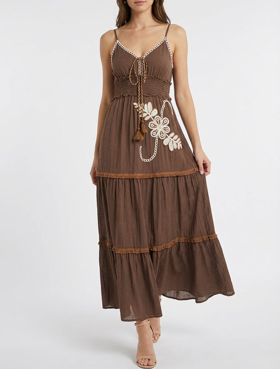 Langes Kleid mit dünnen Trägern und Blumenstickerei - Braun