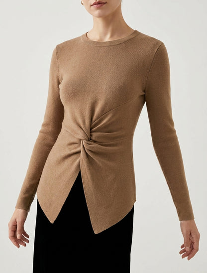 Gerade geschnittener Pullover mit langen Ärmeln und gedrehtem Knoten. - Kamel