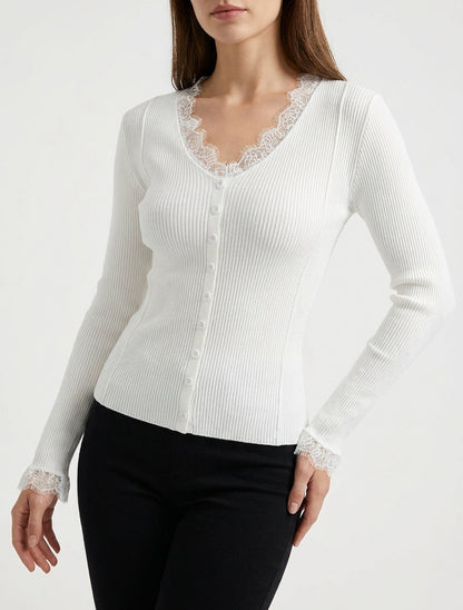 Figurbetonter Pullover mit V-Ausschnitt, Spitze und Knöpfen. - Ecru