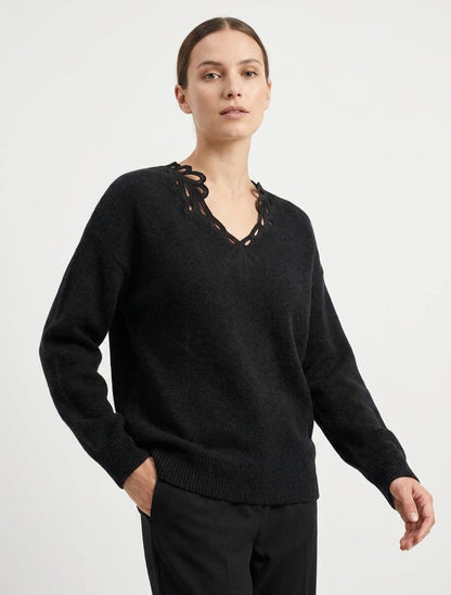 Einfarbiger Pullover mit durchbrochenem V-Ausschnitt - Schwarz