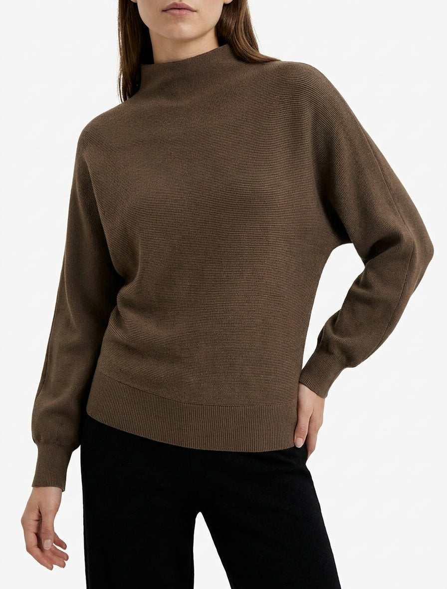 Gerader Pullover mit Stehkragen und Fledermausärmeln. - Braun