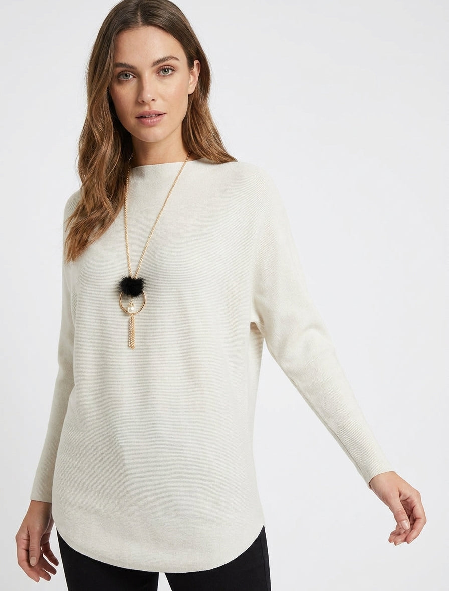 Gerader Pullover mit Fledermausärmeln und Stehkragen. - Ecru