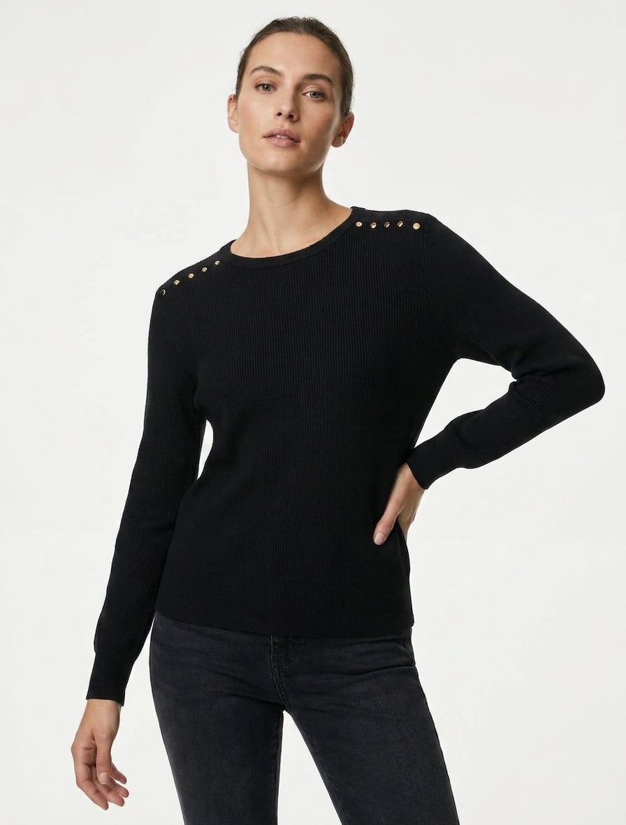 Rippstrickpullover mit dekorativen Nieten an den Schultern. - Schwarz