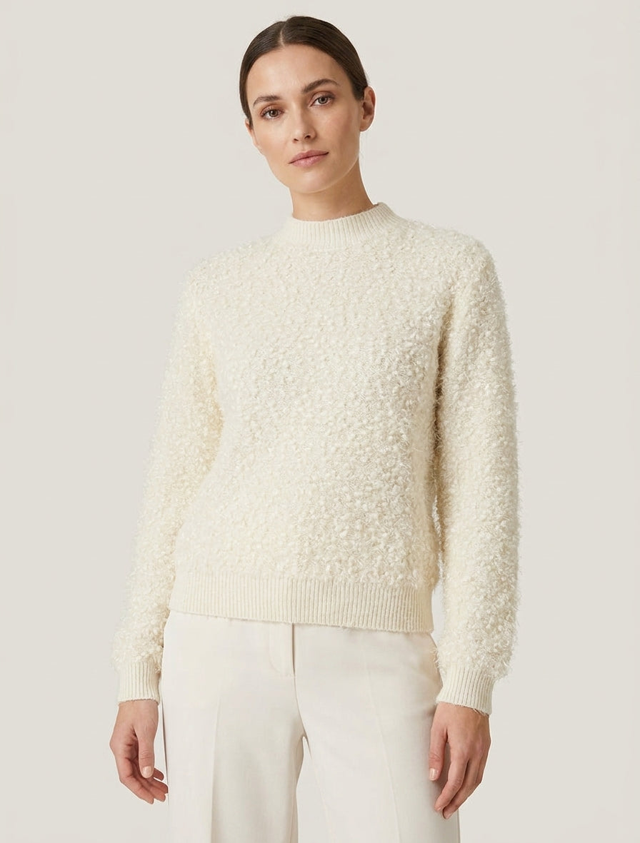 Gerader Pullover aus schimmerndem, flauschigem Strick. - Creme