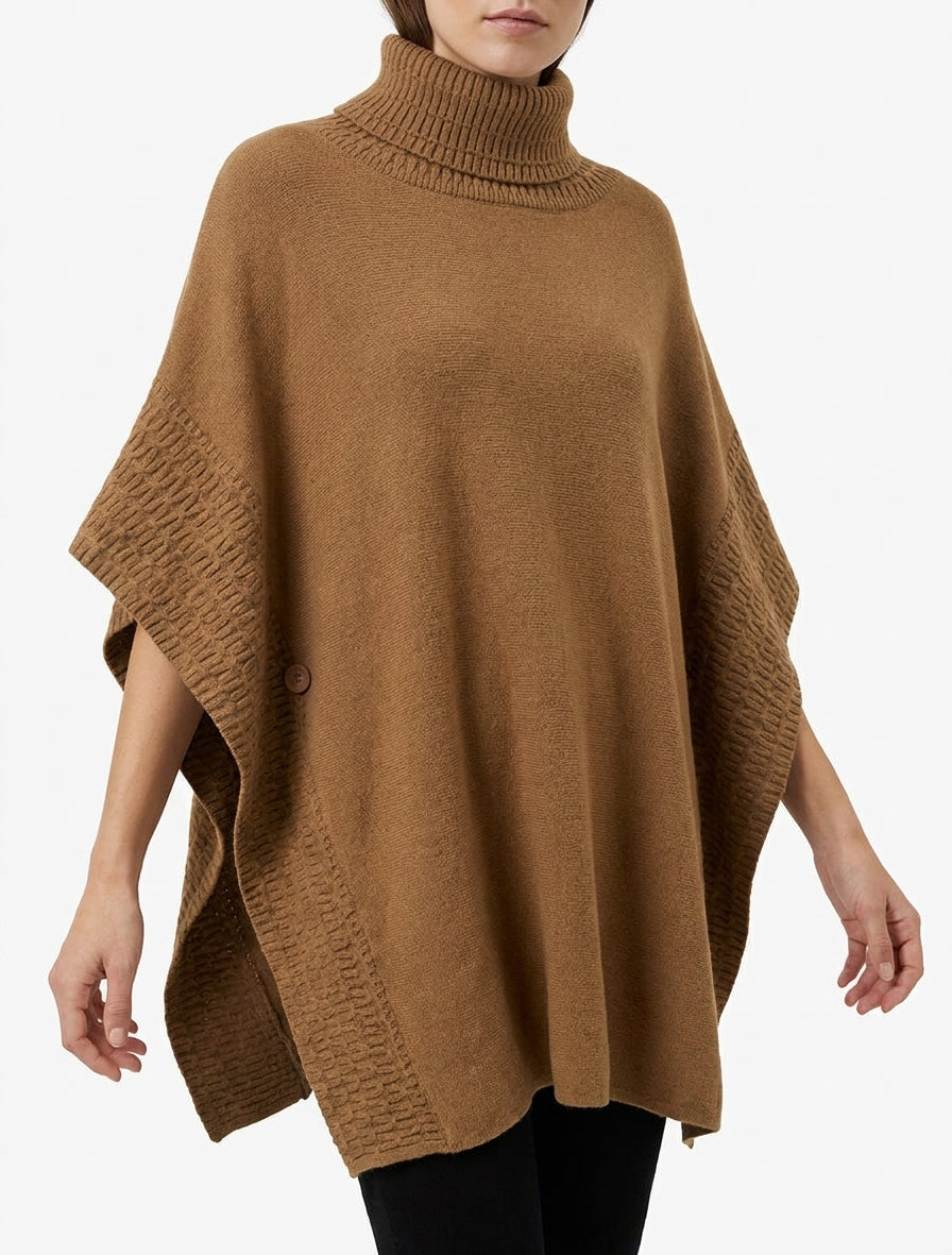 Weit geschnittener Poncho mit Rollkragen aus Fantasie-Strick. - Kamel
